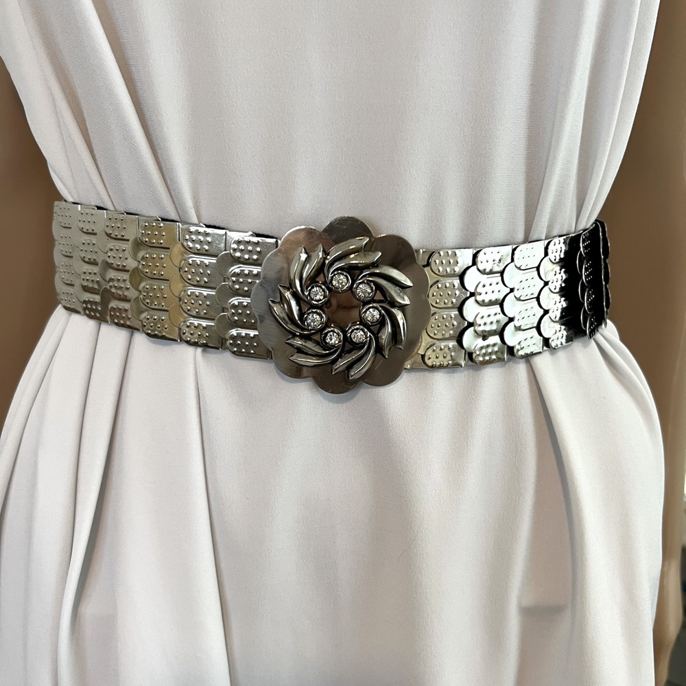VINTAGE SILVER METAL STRETCH BELT, WITH DECORATIVE CLOSURE.